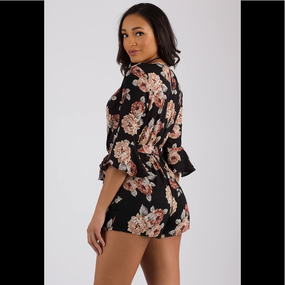 ✨LAST ONE✨Floral Bell Sleeve Romper♥️ - Picture 6 of 8